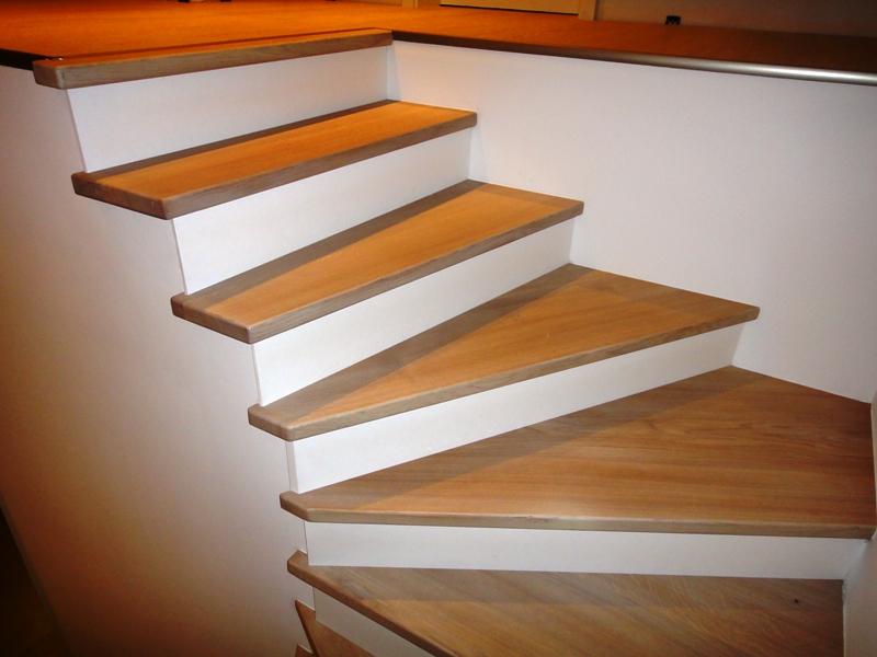 Habil. escal. béton-marches chêne massif-contre-marches laquées blanc