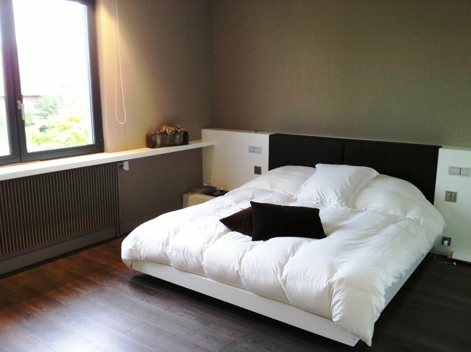 tête de lit laquée blanc et cuir