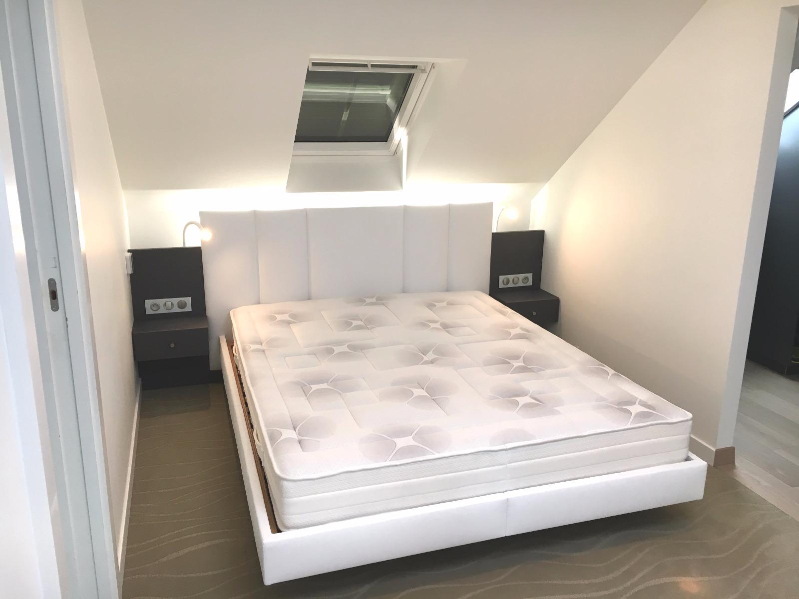 Tête et cadre de lit recouvert cuir et chevets replaqués