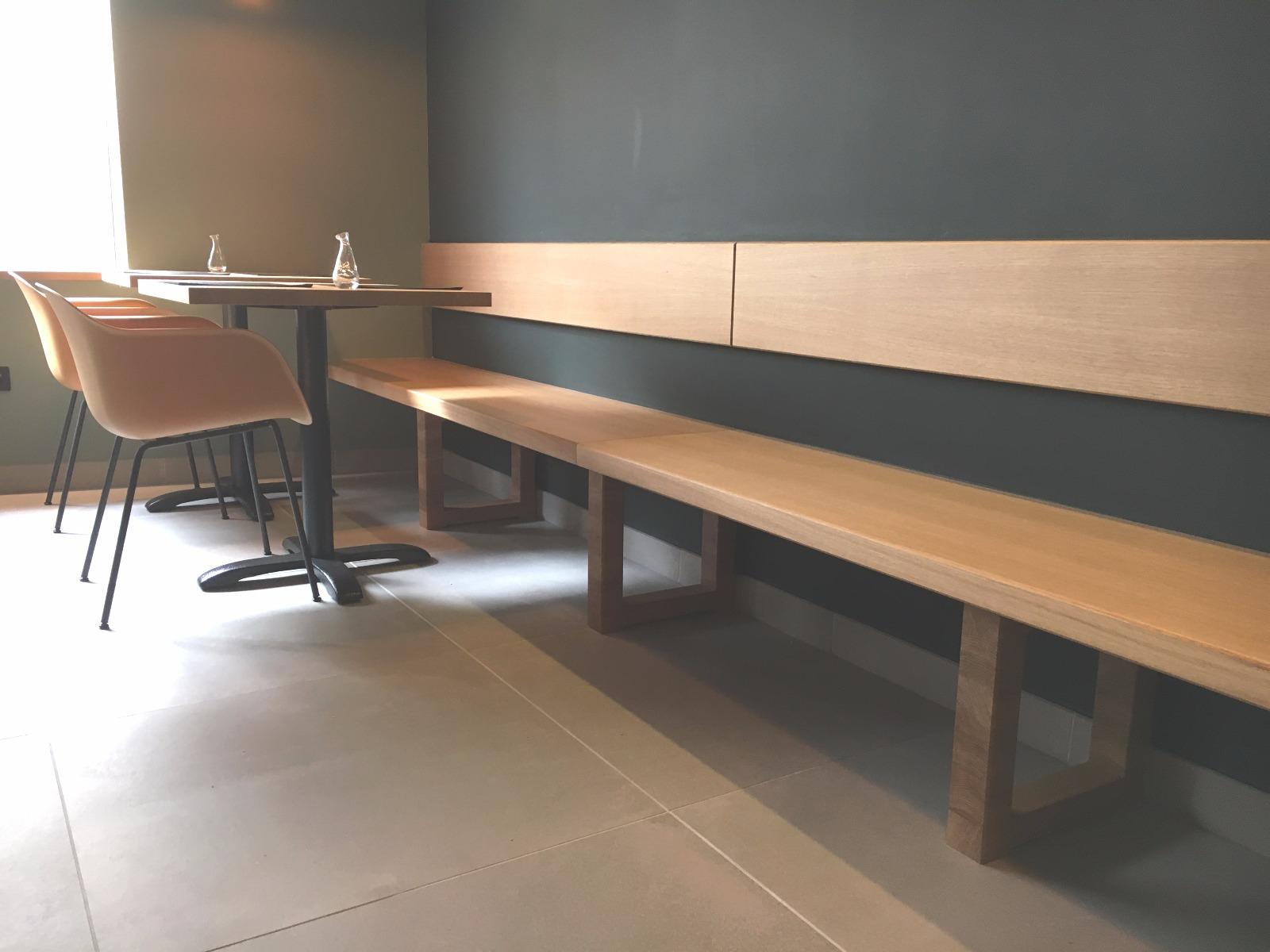 Banc chêne massif et replaqué chêne avec bandeau mural