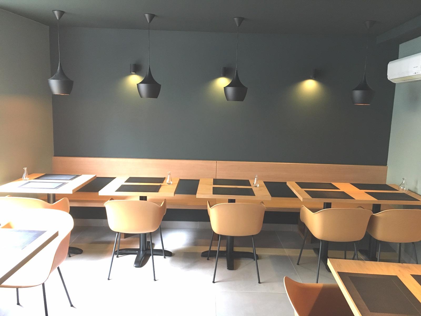 Banc chêne massif et replaqué chêne avec bandeau mural