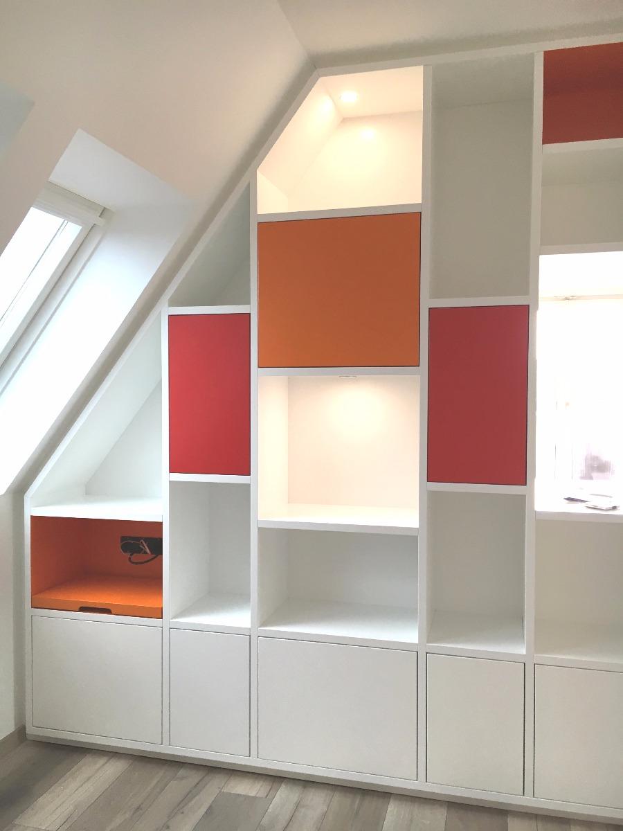 Bibliothèque laquée blanc et couleur sous mansarde