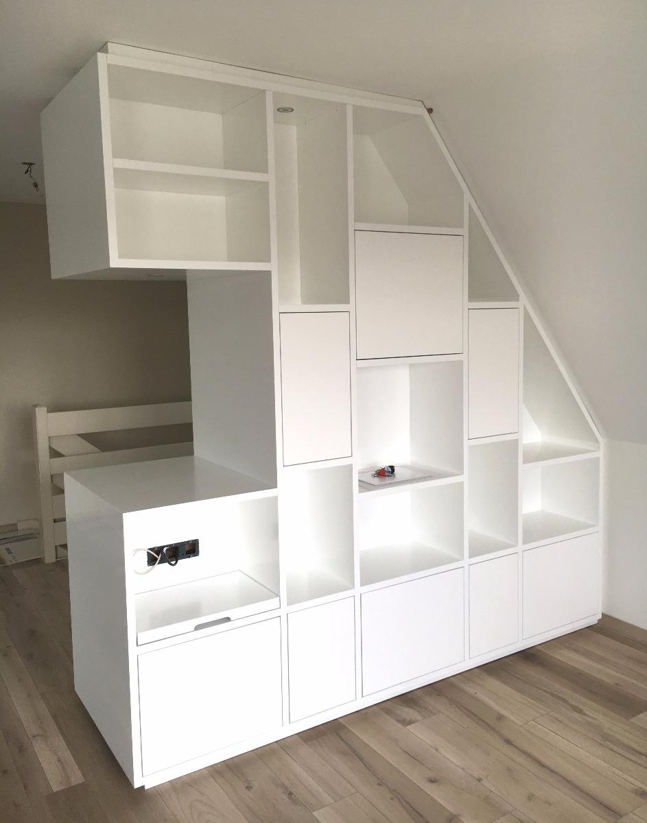 Bibliothèque laquée blanc sous mansarde