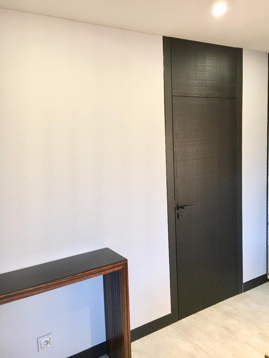 Porte affleurante toute hauteur replaquée frêne effet scié