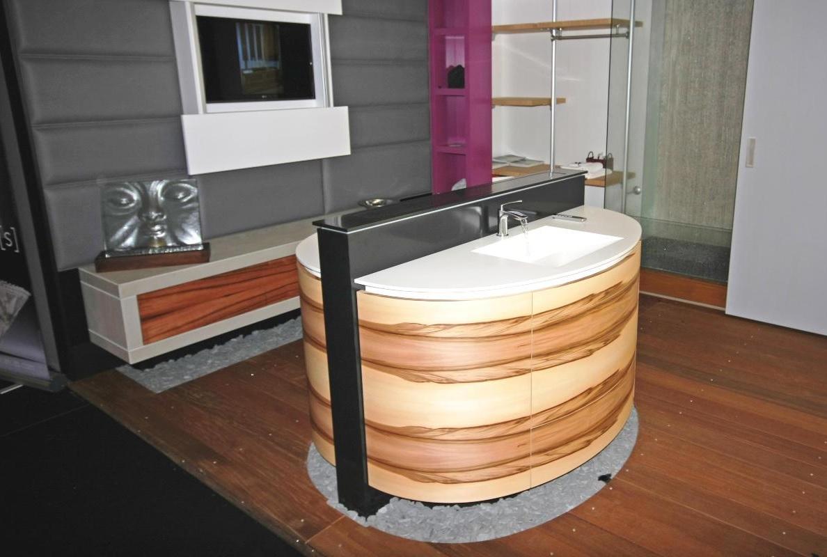 Meuble salle de bains replaqué noyer satiné