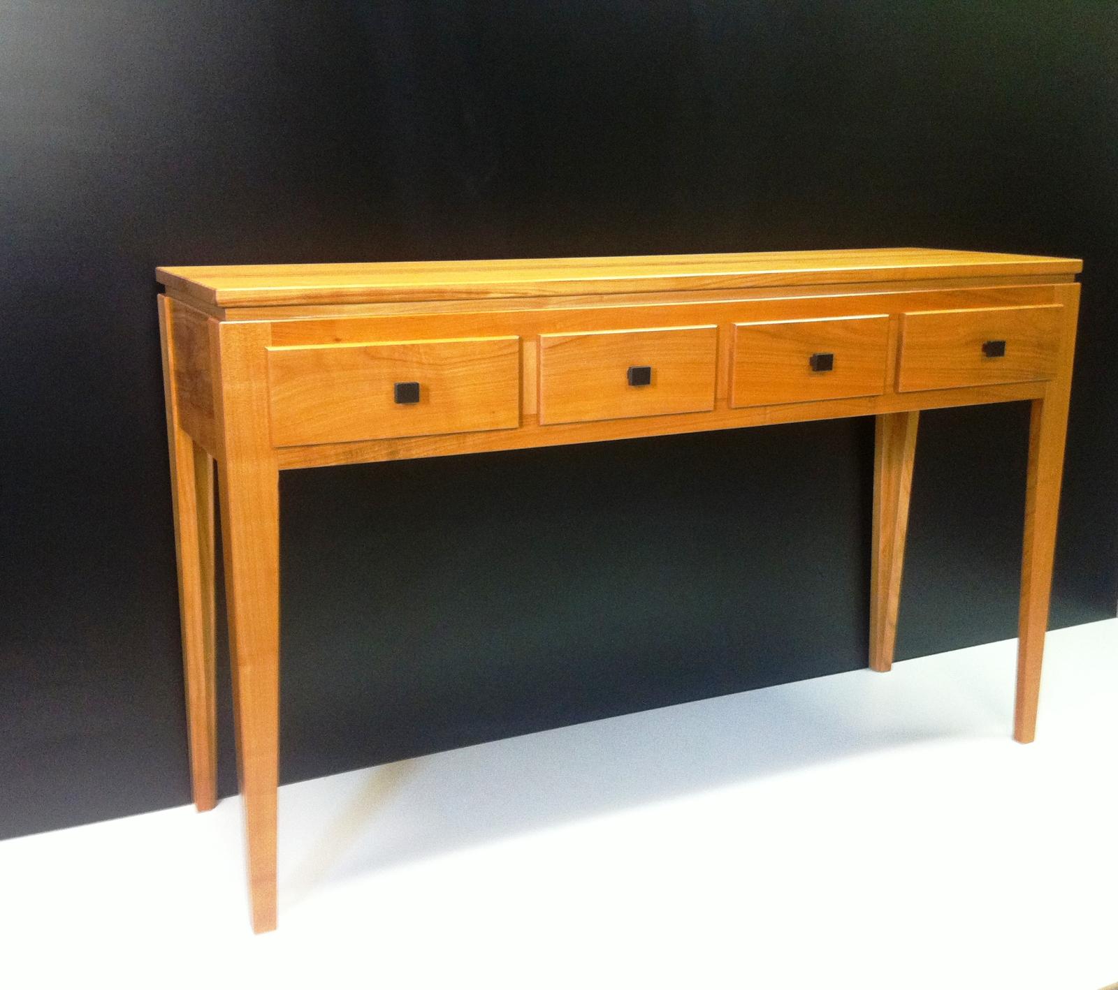 Console en meriser massif à 4 tiroirs assemblés à queue d'aronde