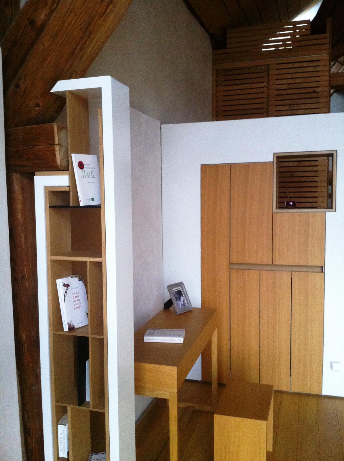 Bibliothèque trombonne laquée blanc et replaquée chêne