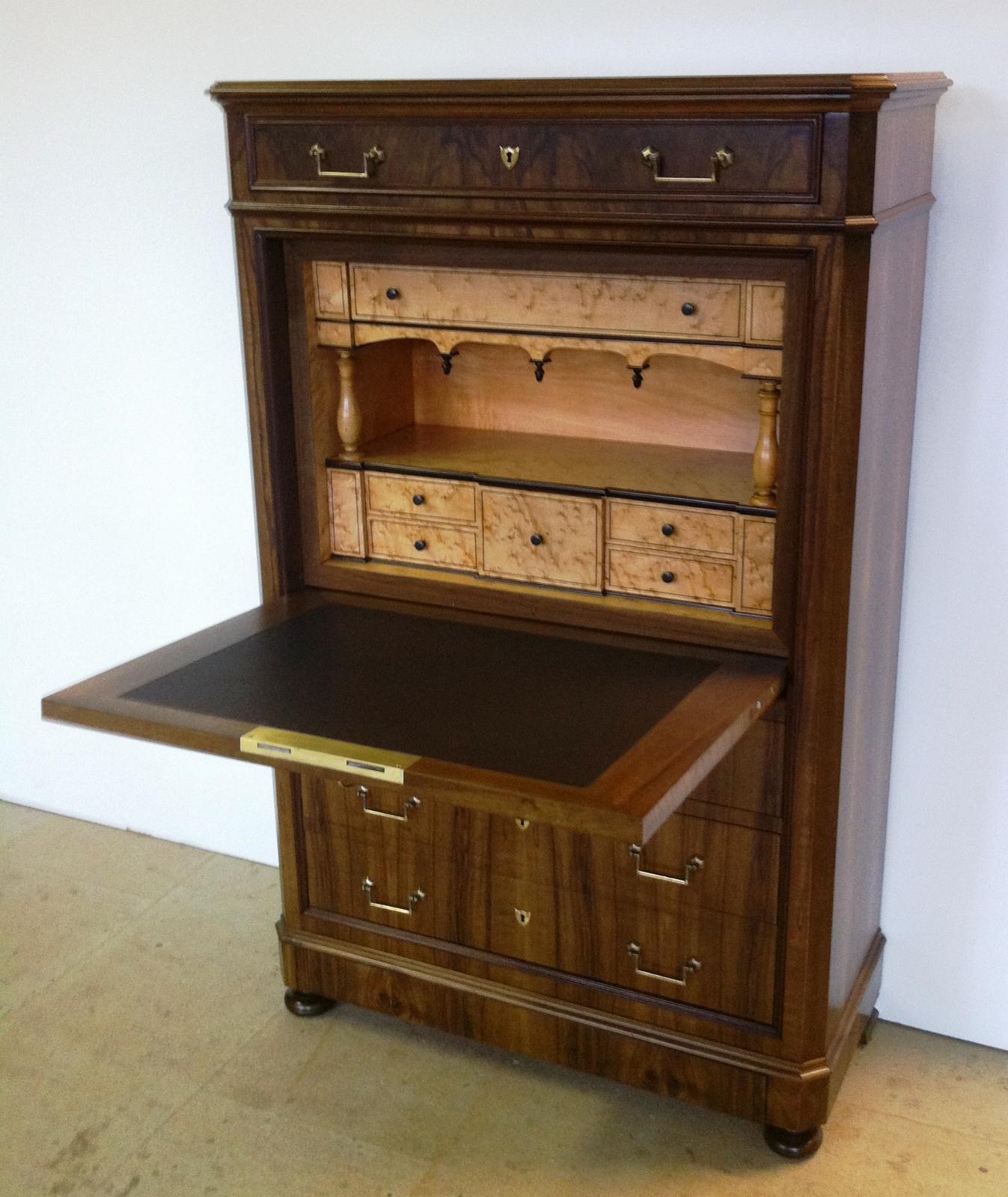 Restau. secrét. à abattant-façade replaquée noyer-intérieur érable