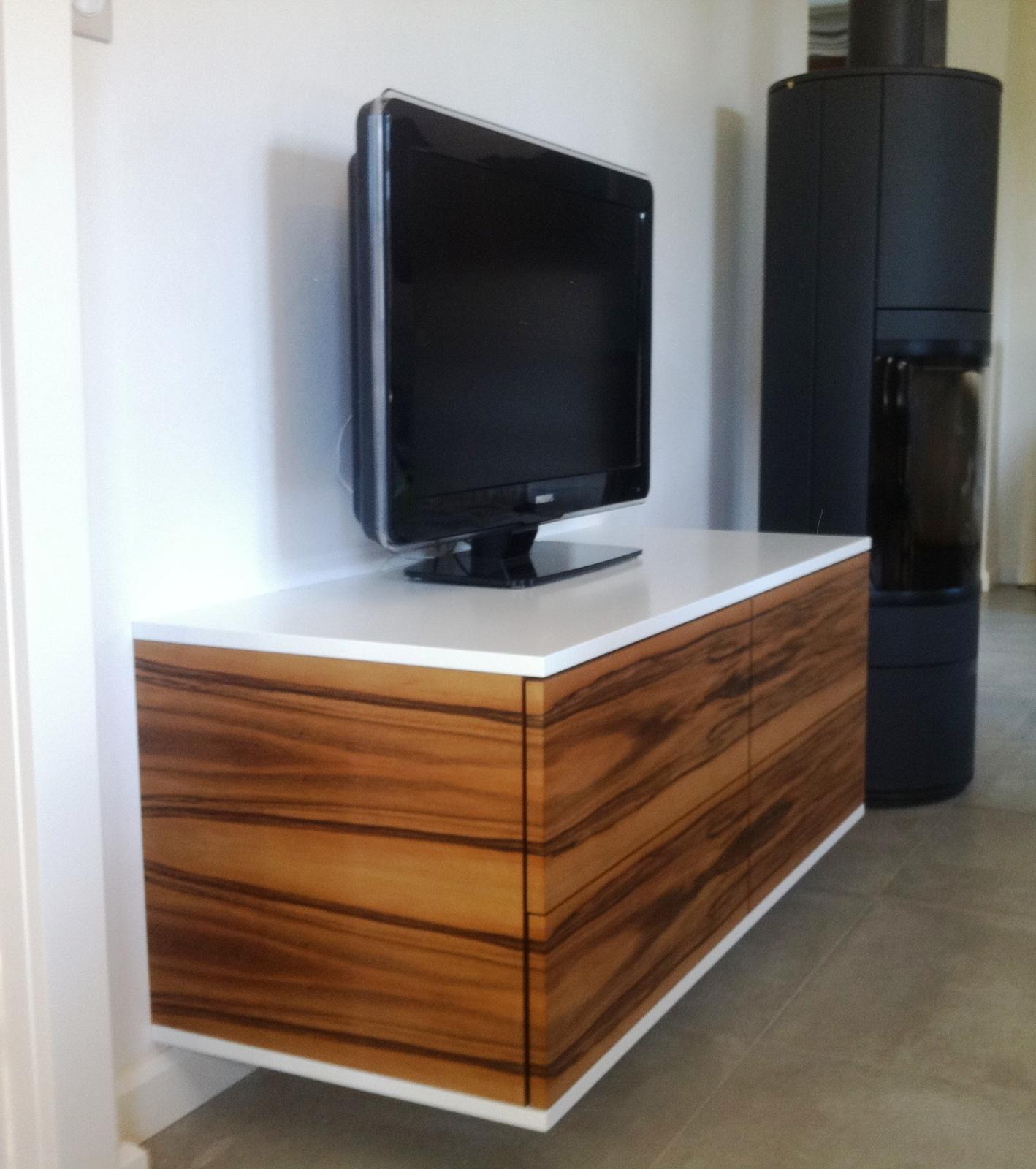 Meuble télé replaqué noyer-finition huilé-plateau laqué blanc