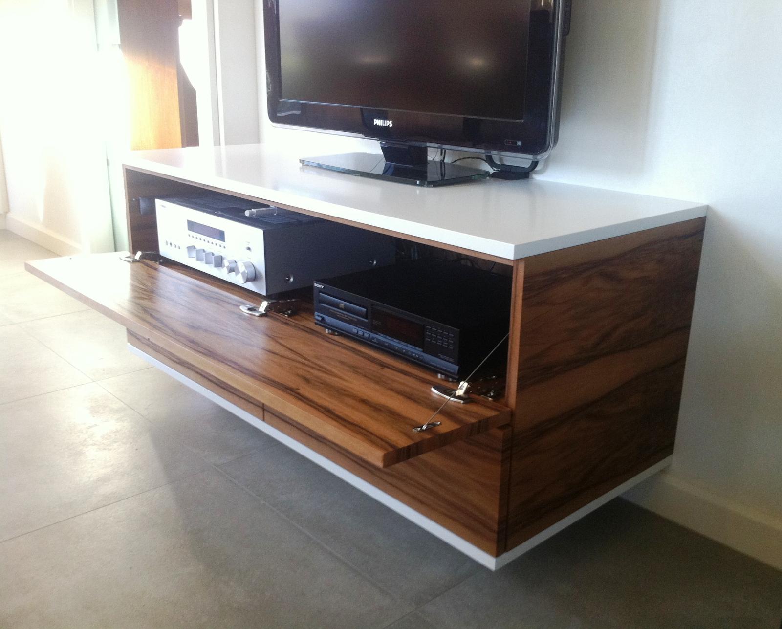 Meuble télé replaqué noyer avec abattant et tiroir-plateau laqué blanc