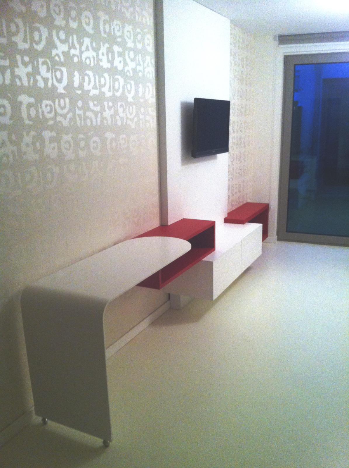 Ensemble meuble télé laqué blanc et plateau bureau corian sur roulette