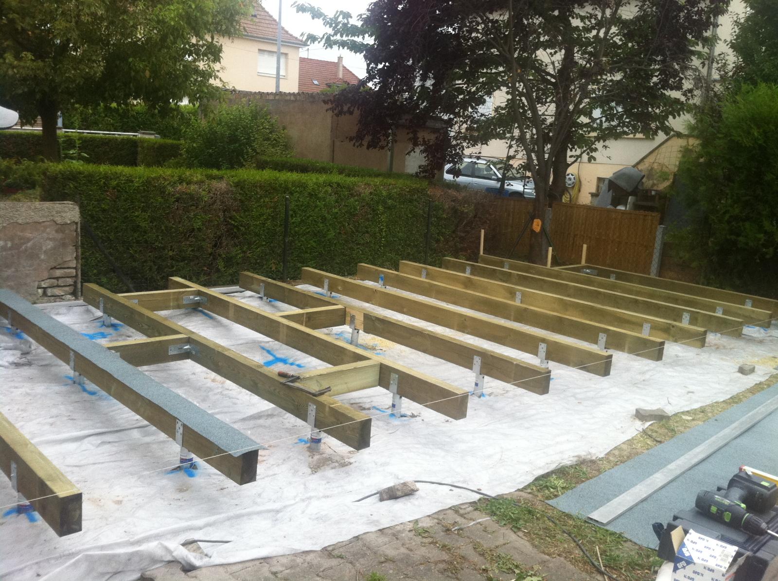 Terrasse bois : soubassement - vis long. 90 cm vissés dans le sol