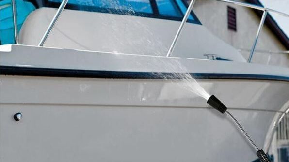 Nettoyage de la coque d'un bateau au jet d'eau