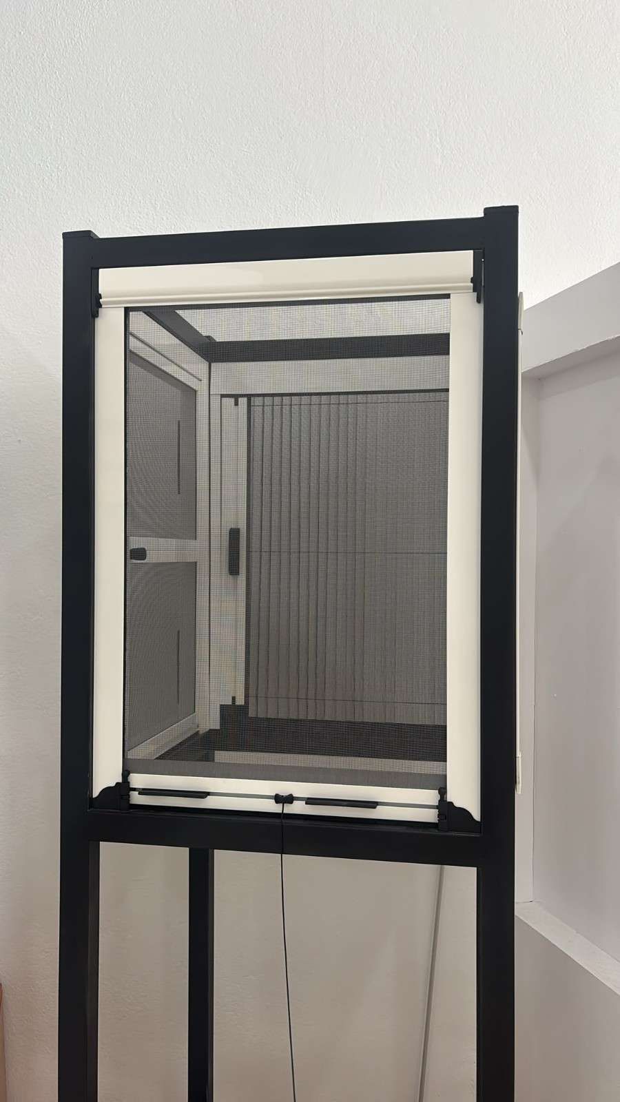 Tres marcos de ventana modernos, uno abierto, con paneles de vidrio transparente sobre un fondo blanco.