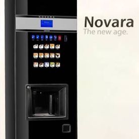 Máquina expendedora de café Novara negra con botones de selección de bebidas, área de dispensación y el texto 