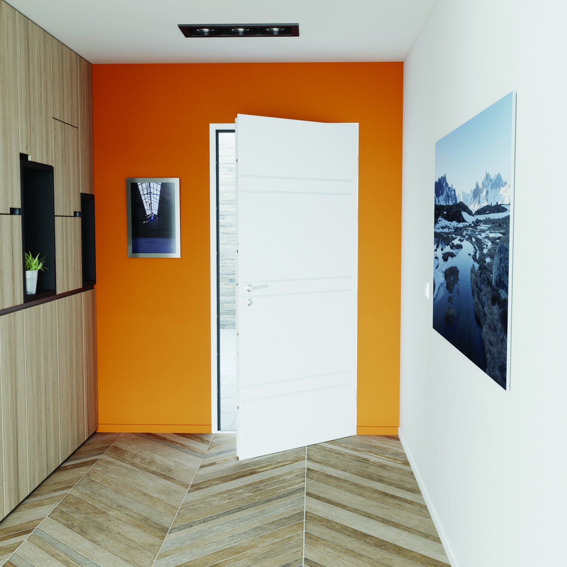 Couloir intérieur avec mur orange, porte blanche ouverte, œuvres d'art et parquet.