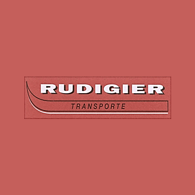 Logo von Rudigier Transporte auf rotem Hintergrund. Weisse Schrift und Linien.