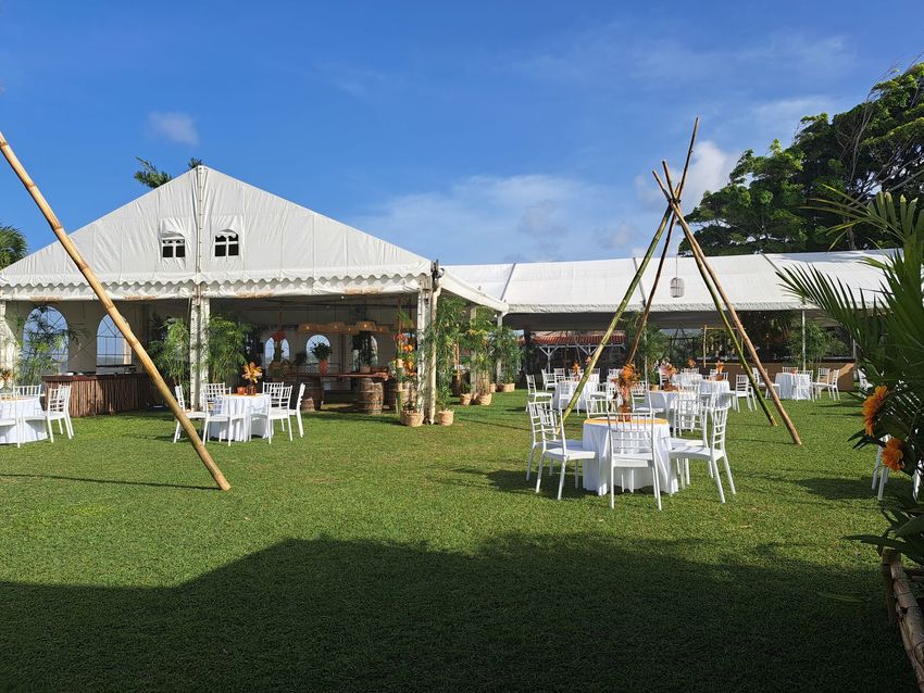 Tonnelle et tables pour une grande réception en extérieur
