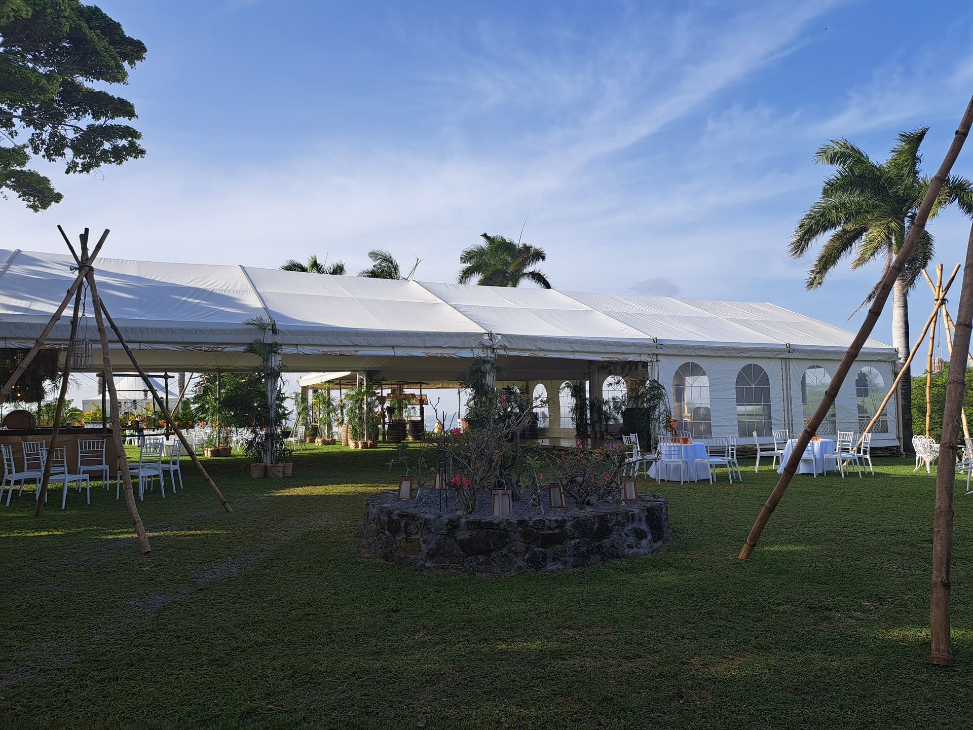 Installations d'extérieurs pour réception : tonnelle, tables, chaises