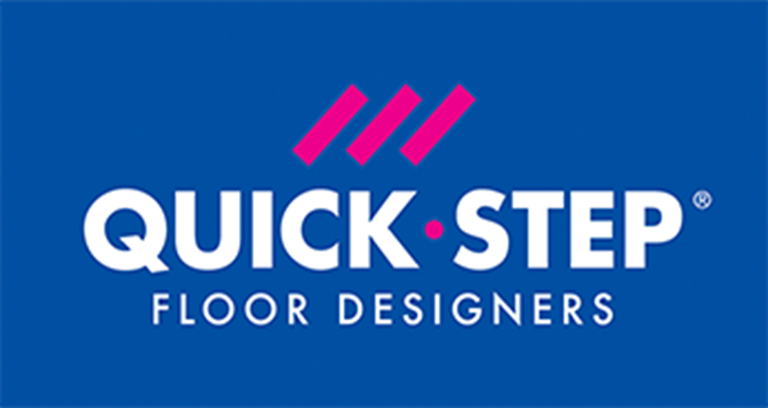 Logotipo para designers de pisos Quick Step; texto branco em fundo azul com linhas diagonais rosa.