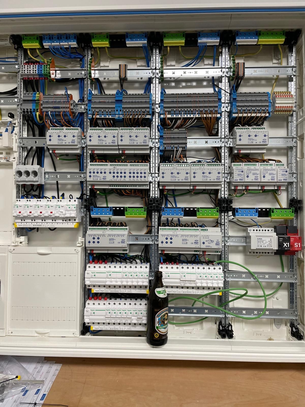 Ein offener KNX-Verteilerkasten mit montierten Sicherungsautomaten und Verkabelung.