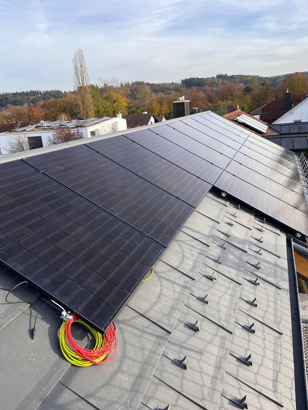 Auf einem schrägen Dach installierte Solarpaneele.