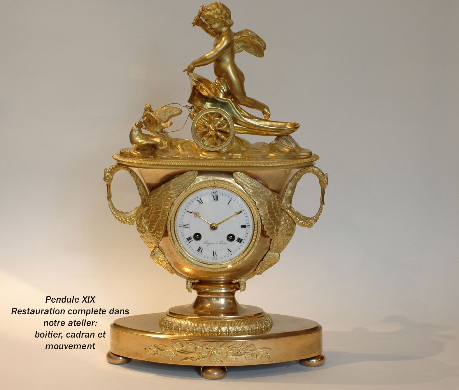 Horloge dorée avec pied