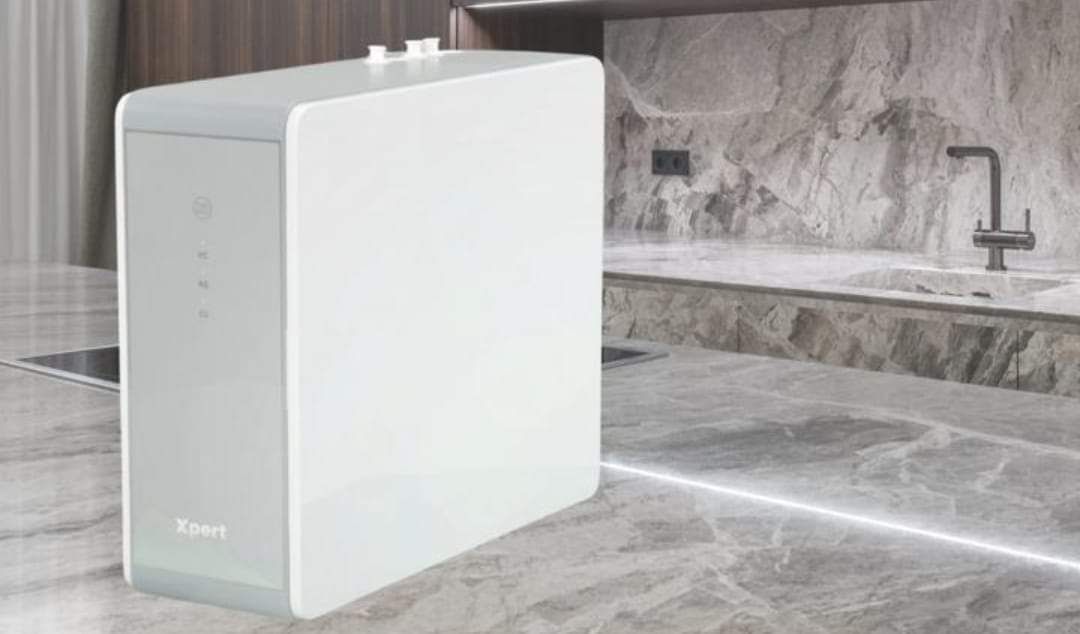 Una caja blanca se encuentra sobre un mostrador en una cocina, al lado de un fregadero.