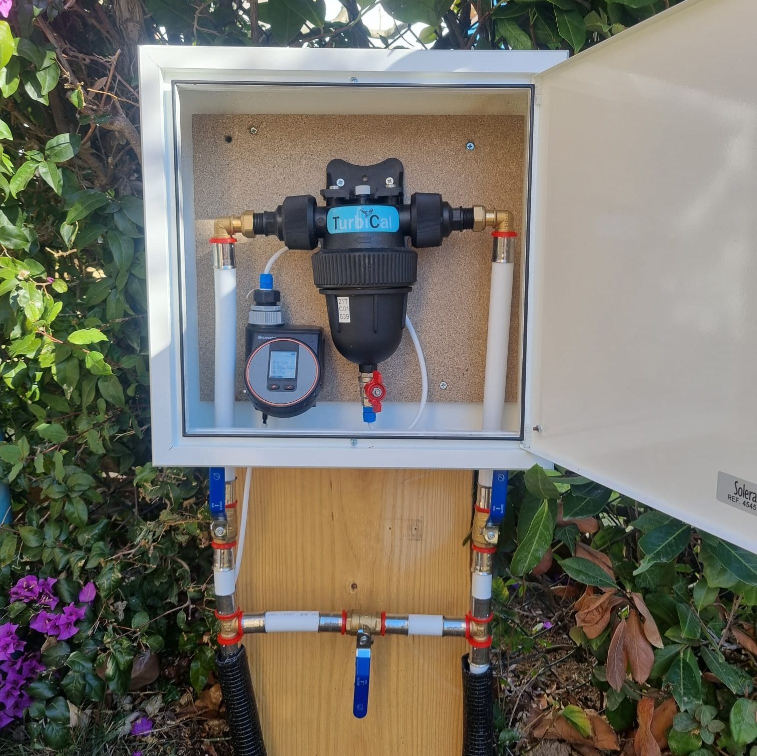 Una caja con un medidor de agua dentro.