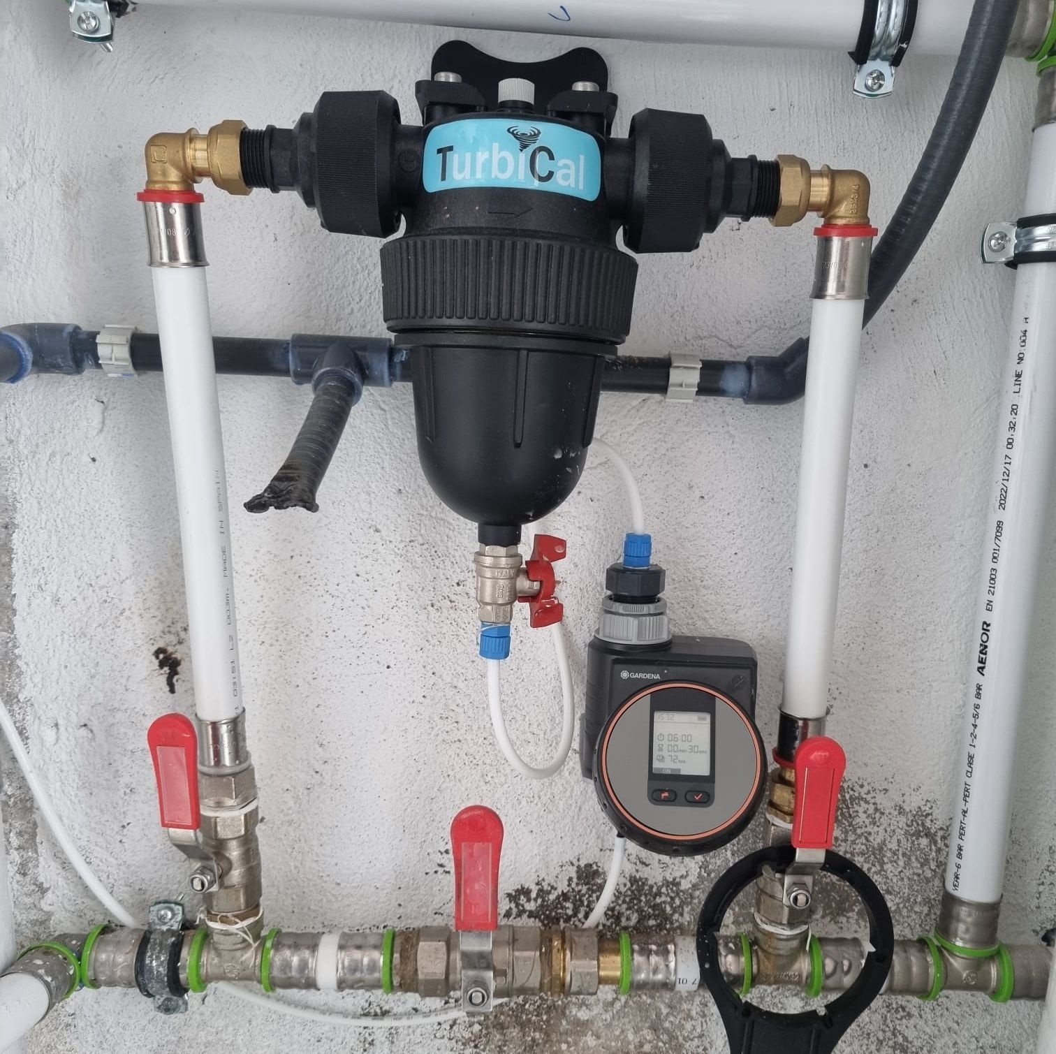 Un filtro de agua turboca está fijado a una pared.