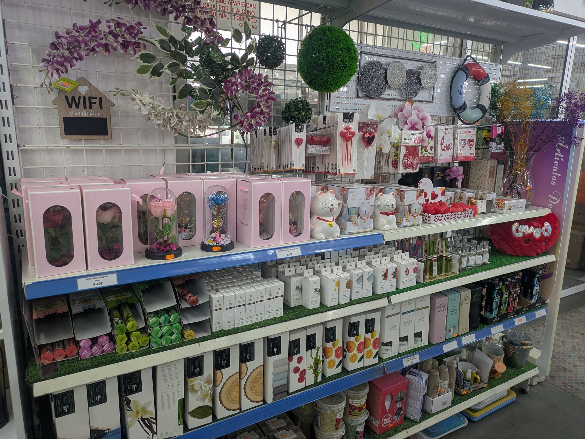 Un estante en una tienda lleno de muchos artículos diferentes.