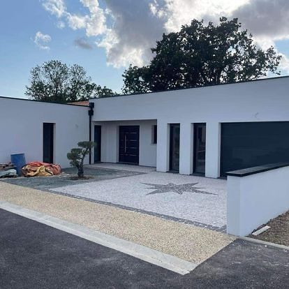 Devant de maison avec terrasse carrelée