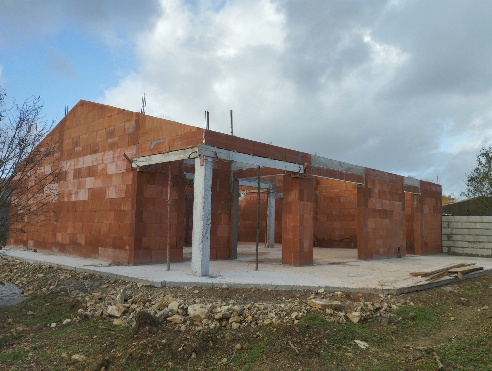 Fondations maison vue extérieure de côté