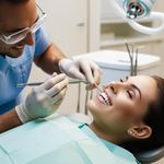 Una donna si sta facendo visitare i denti dal dentista