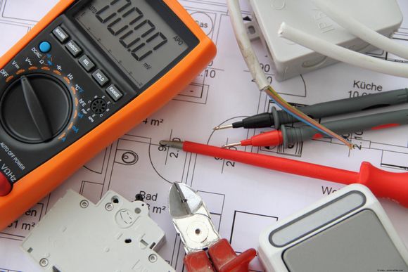 Digitalmultimeter Digitalmultimeter mit Messleitungen auf einer Schaltzeichnung.