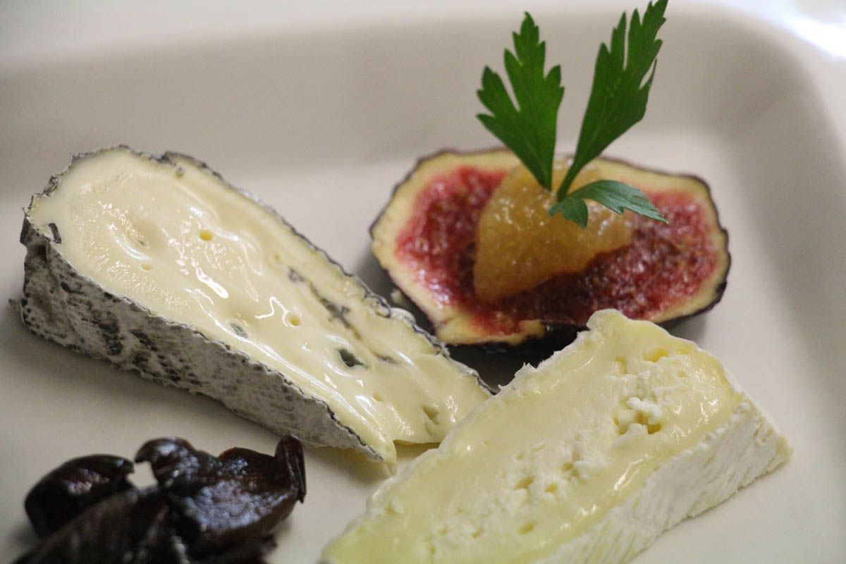 Reblochon, Camembert, Feige, Senf und Balsamico-Zwiebel
