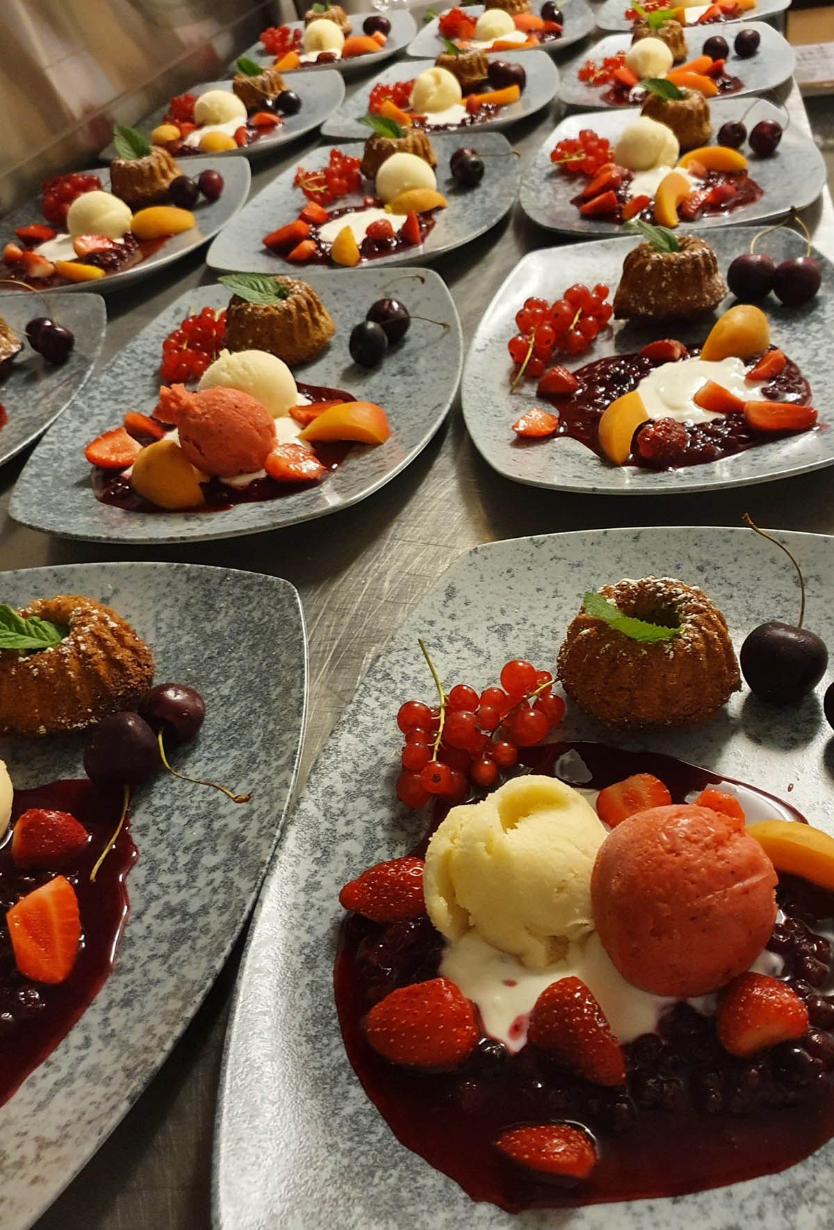 Zweierlei Sorbet auf Waldbeerenragout mit Rübli-Gugelhupf