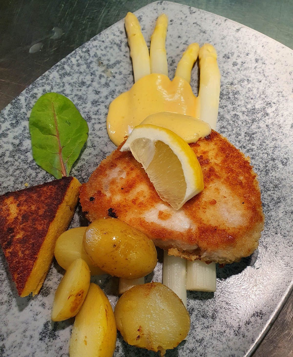 Paniertes Schnitzel, Spargel, Maisküchle, Kartoffel und Hollandaise