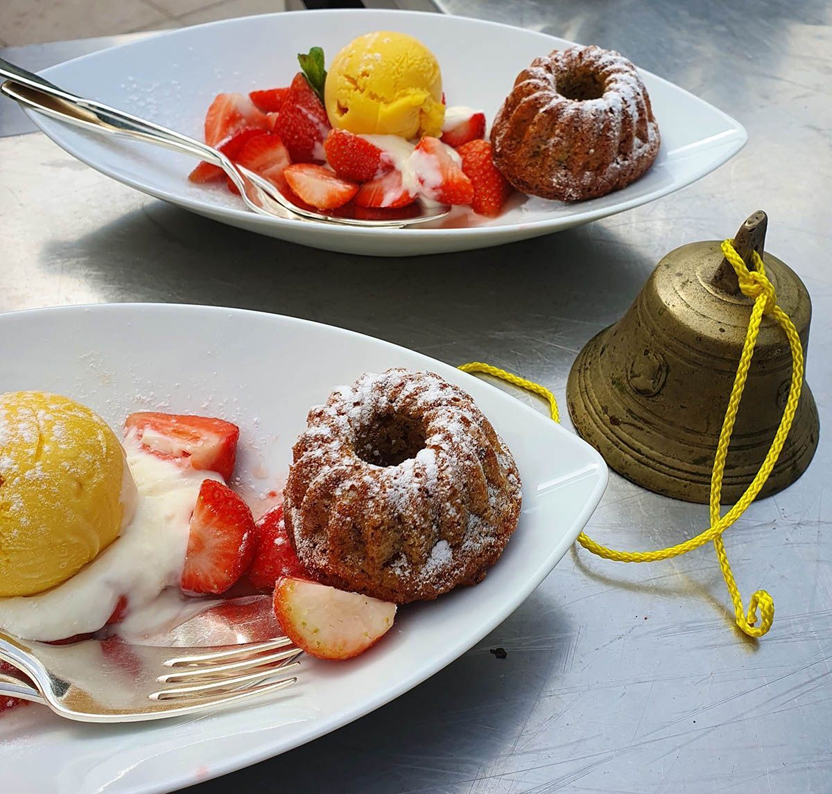 Passionsfrucht- Sorbet auf Joghurt mit Mini-Rübli-Gugelhupf