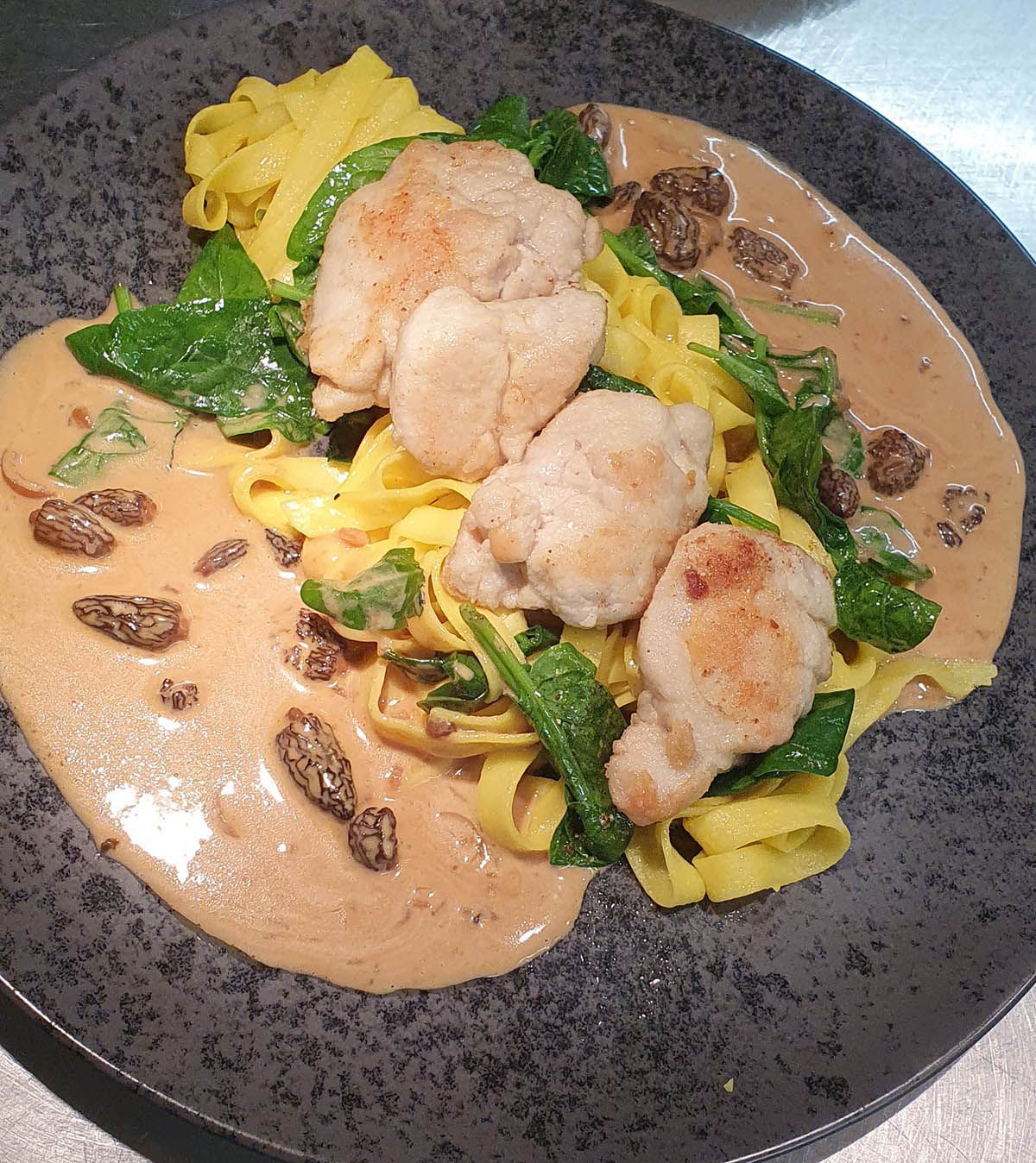 Kalbsbries, feine Nudeln und Morcherahmsauce