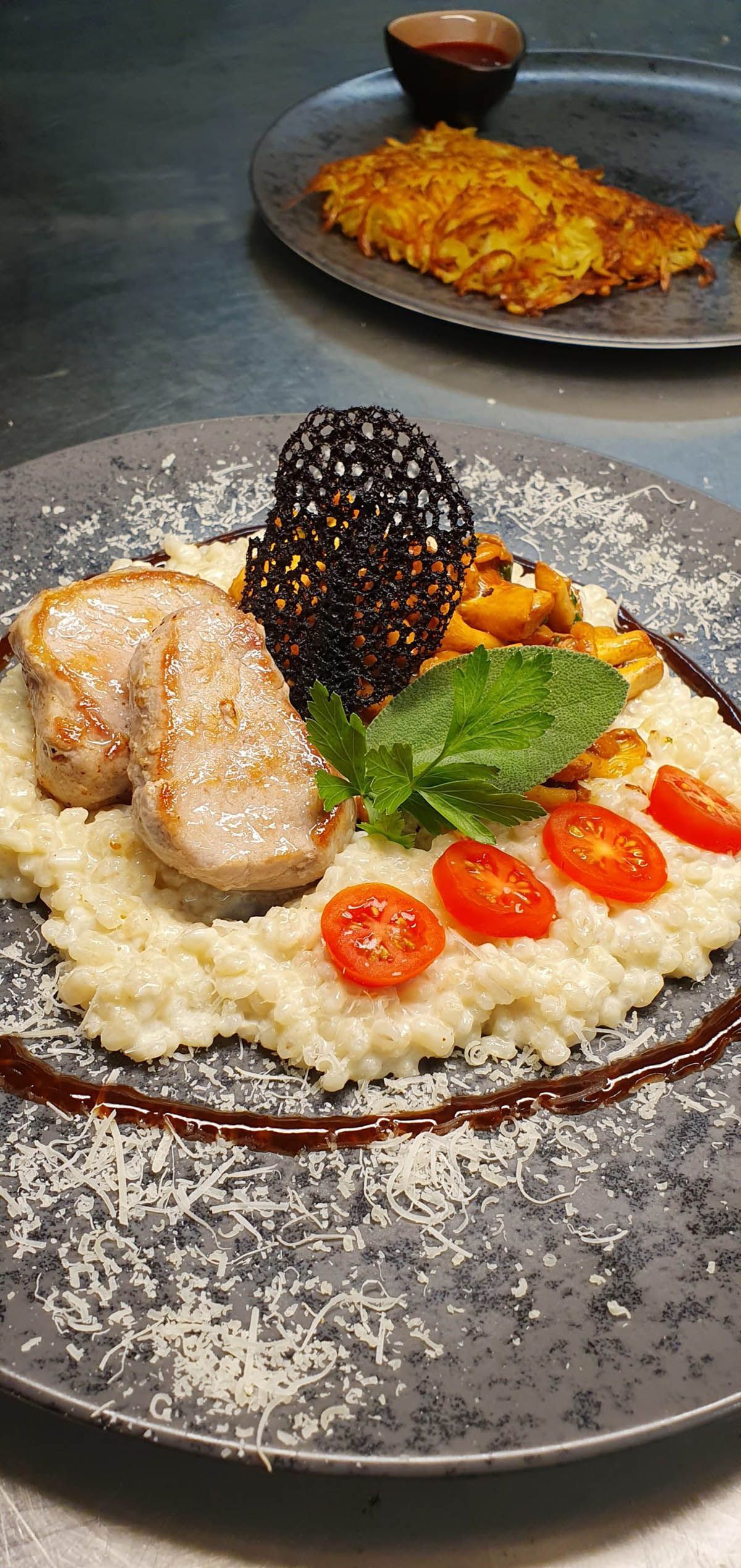 Schweinemedaillon auf Gersotto mit Pfifferlingen