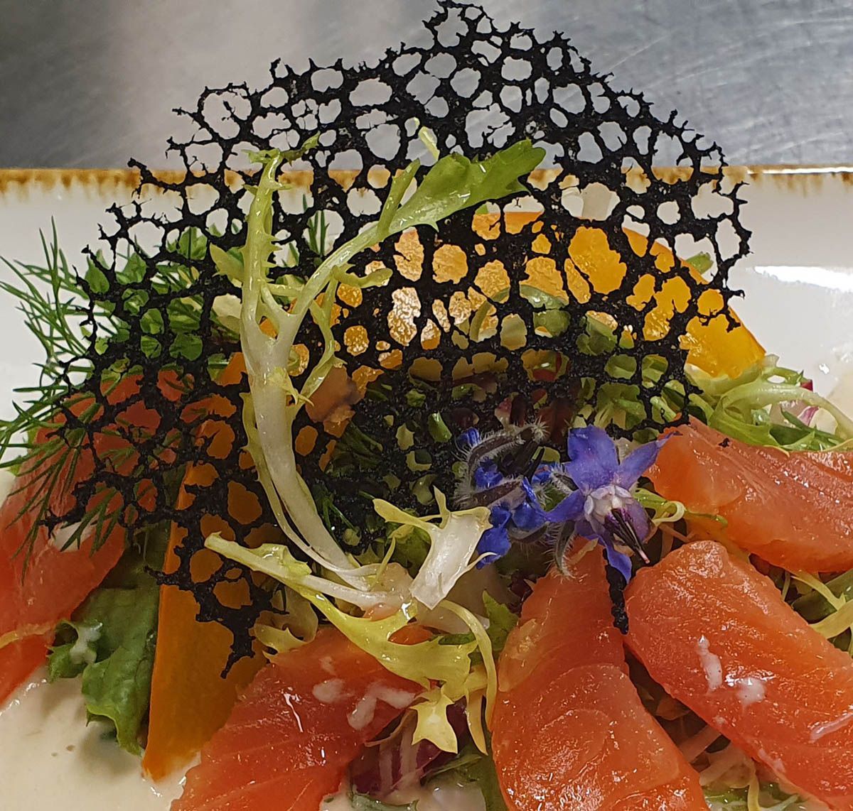 Limonen-Lachs, Salätchen und Korallenhippe