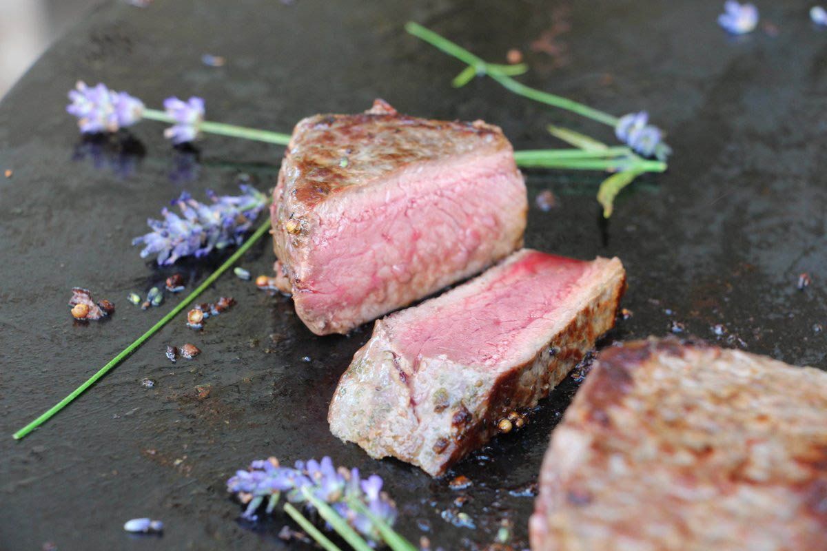 Rinderrücken auf dem OFYR-Grill mit Lavendel