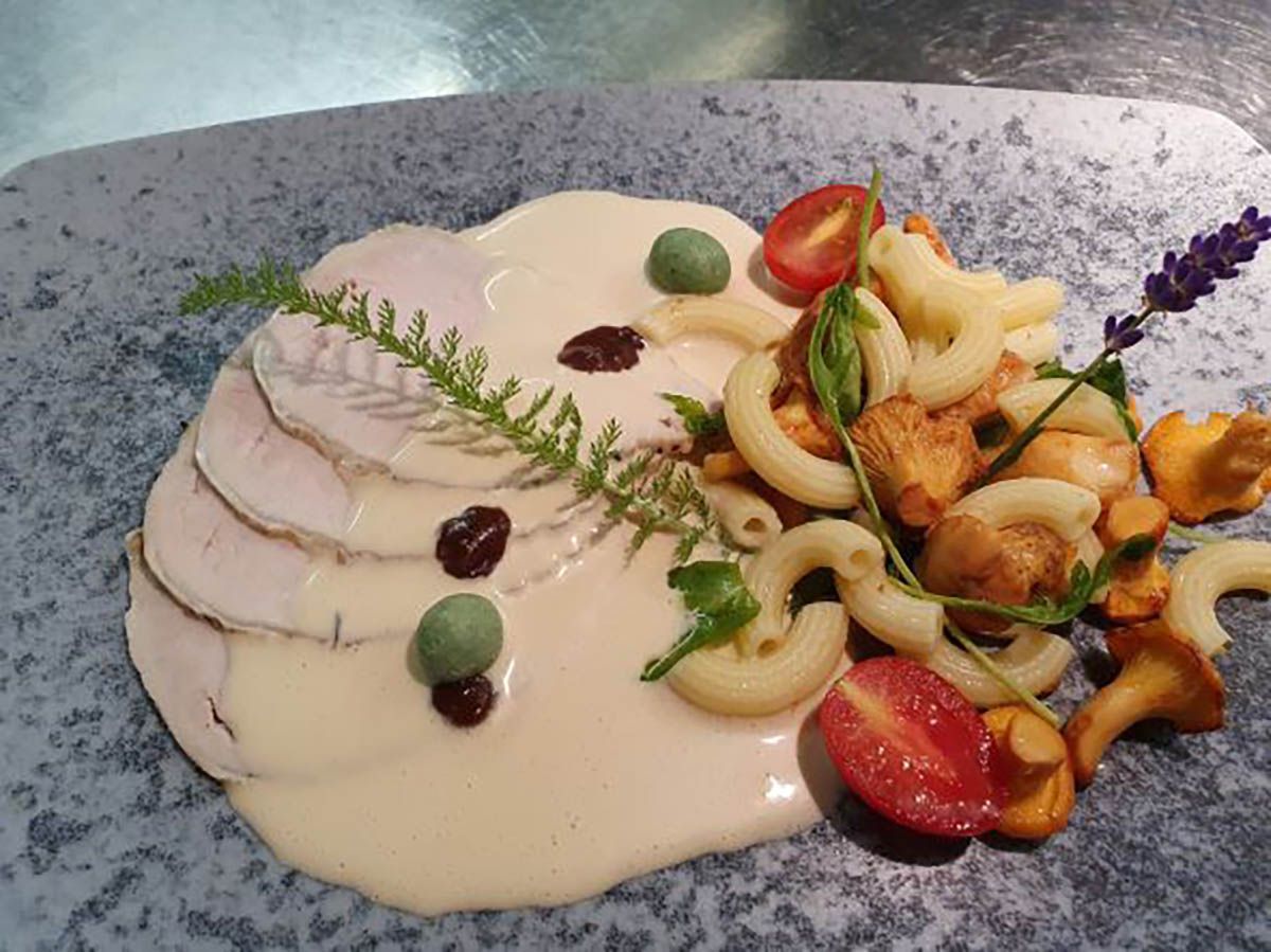 Schweinerücken mit Pfifferling-Nudelsalat mit Rauchforellensauce