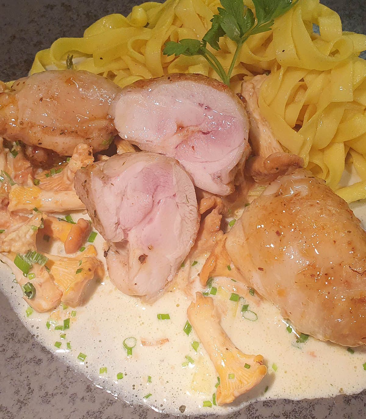 Hühnerhaxe mit Pfifferling und Bandnudeln