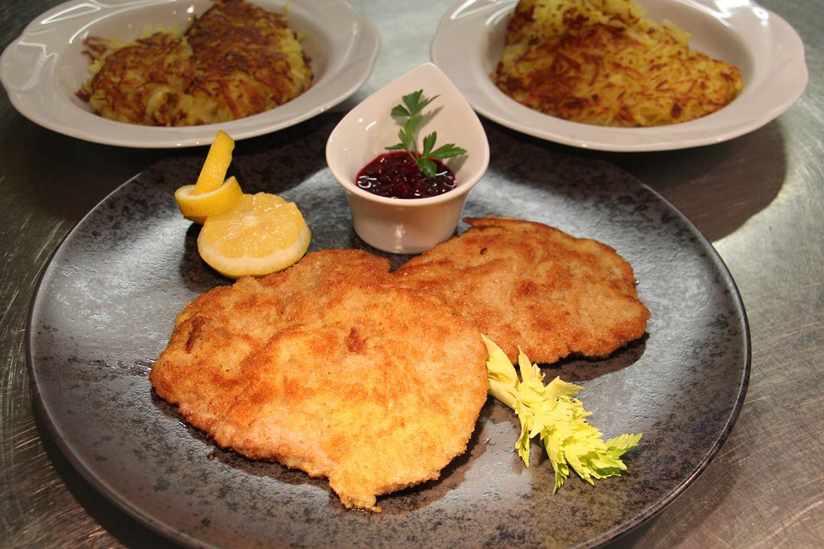 Wienerschnitzel mit Rösti und Preiselbeeren