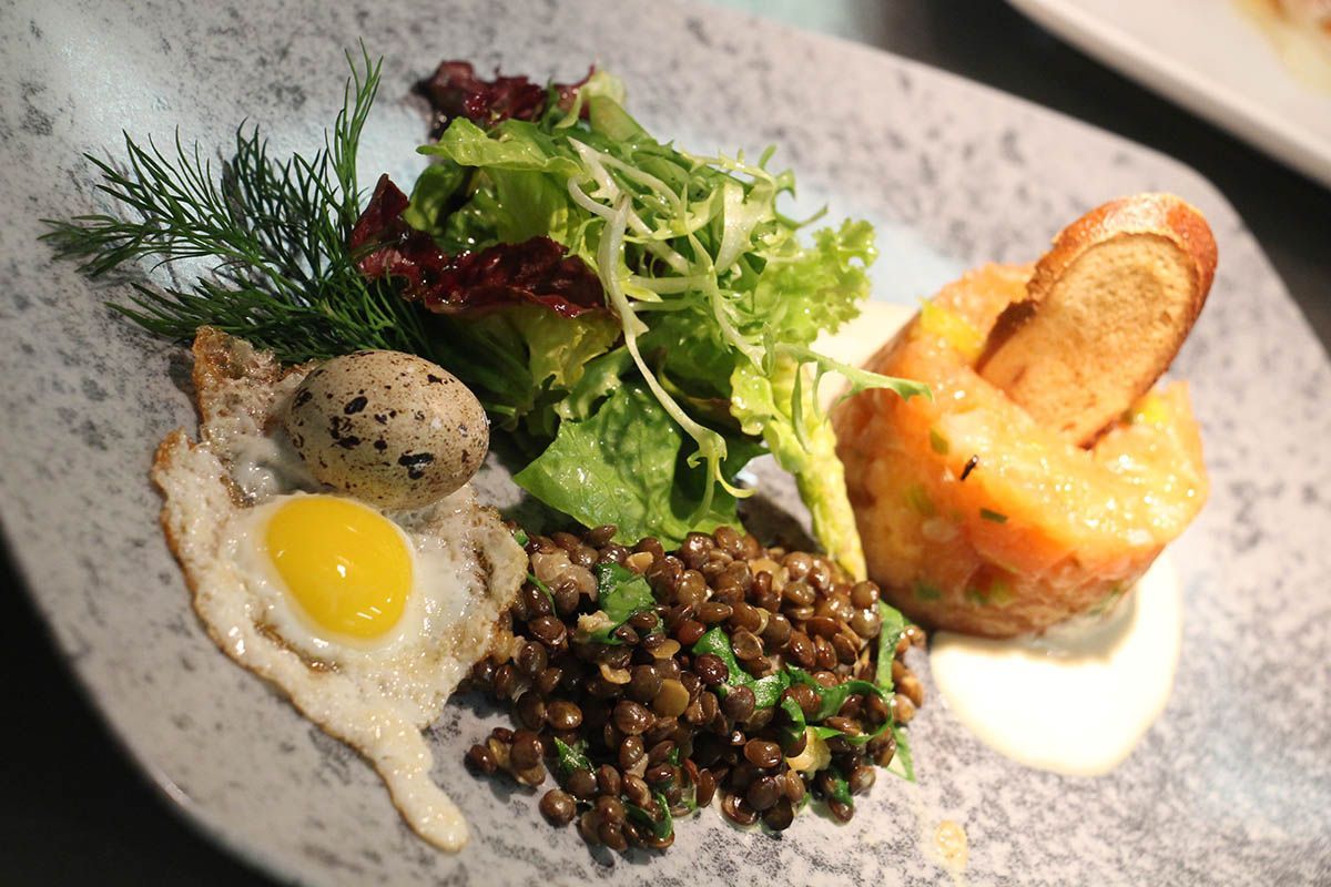 Berglinsen mit Lachstatar, Zupfsalat und kaputtem Wachtel-Ei