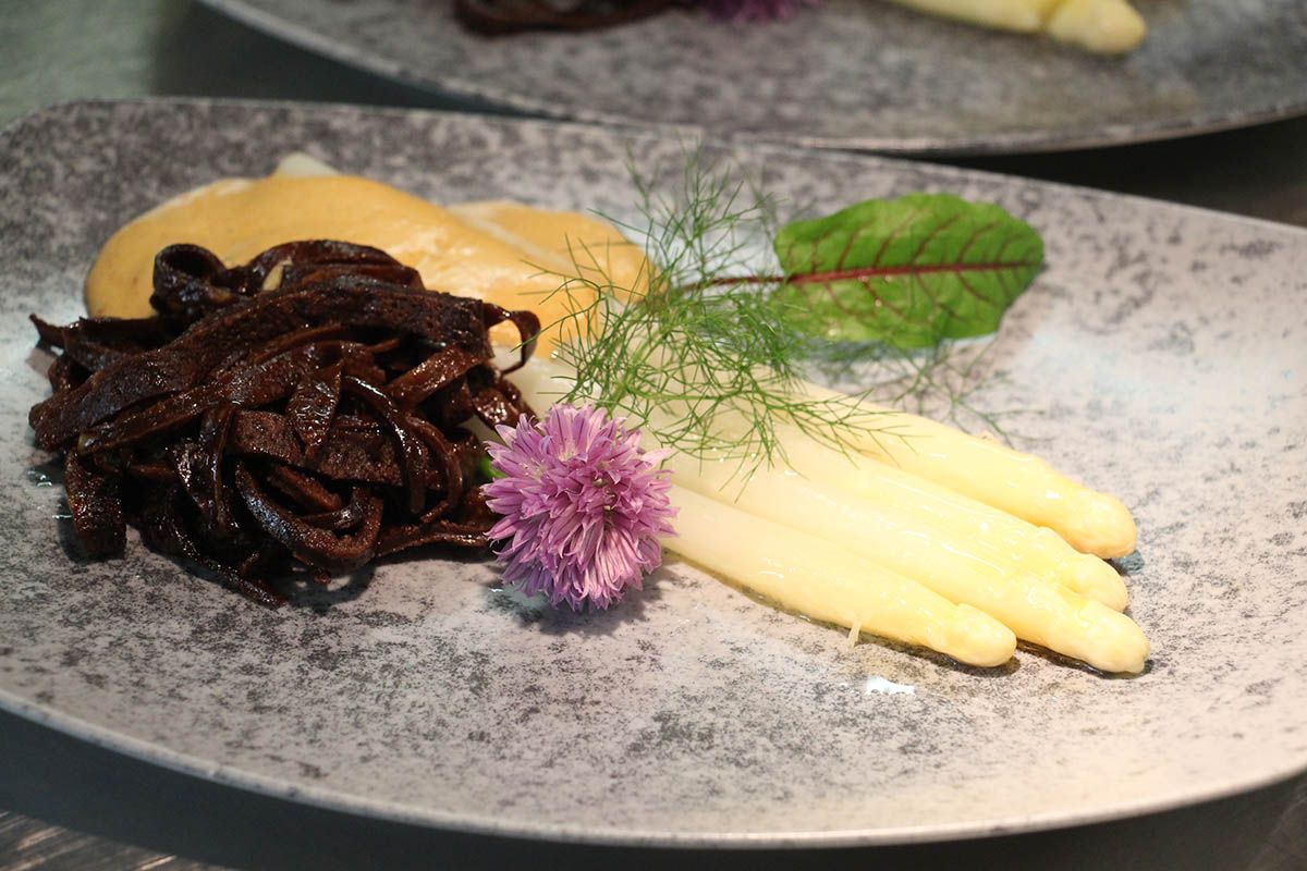 Stangen Spargel mit Sauce Hollandaise und Bauern-Flädle