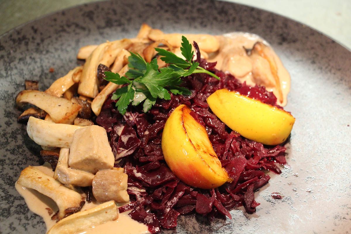 VEGO Steinpilze á la Creme mit Rotkraut und Karamellapfel