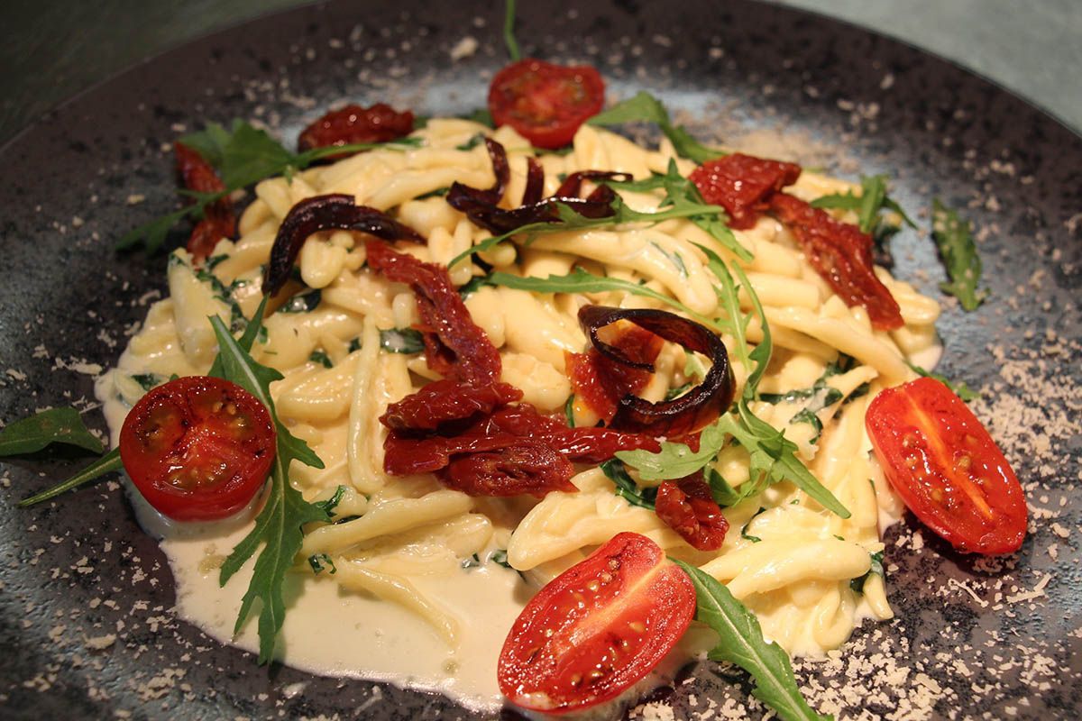 VEGO Schwaben-Nudeln mit zweierlei Tomaten, Ruccola und Hobelkäse . . . . .